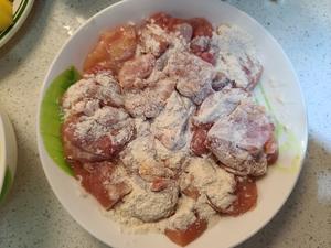 Marinate the chicken thighs for 20 minutes, then coat evenly with cornstarch.