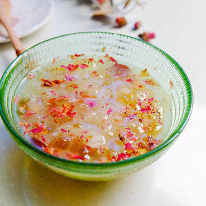 After soaking, clean the silver fungus and peach resin, break them into small pieces, and cook with red dates and water until gelatinous.